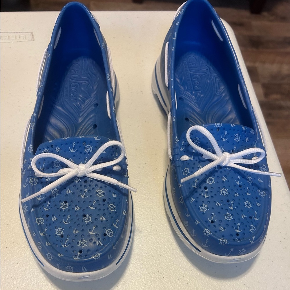 Women’s Skechers Cali Gear.  Size 8